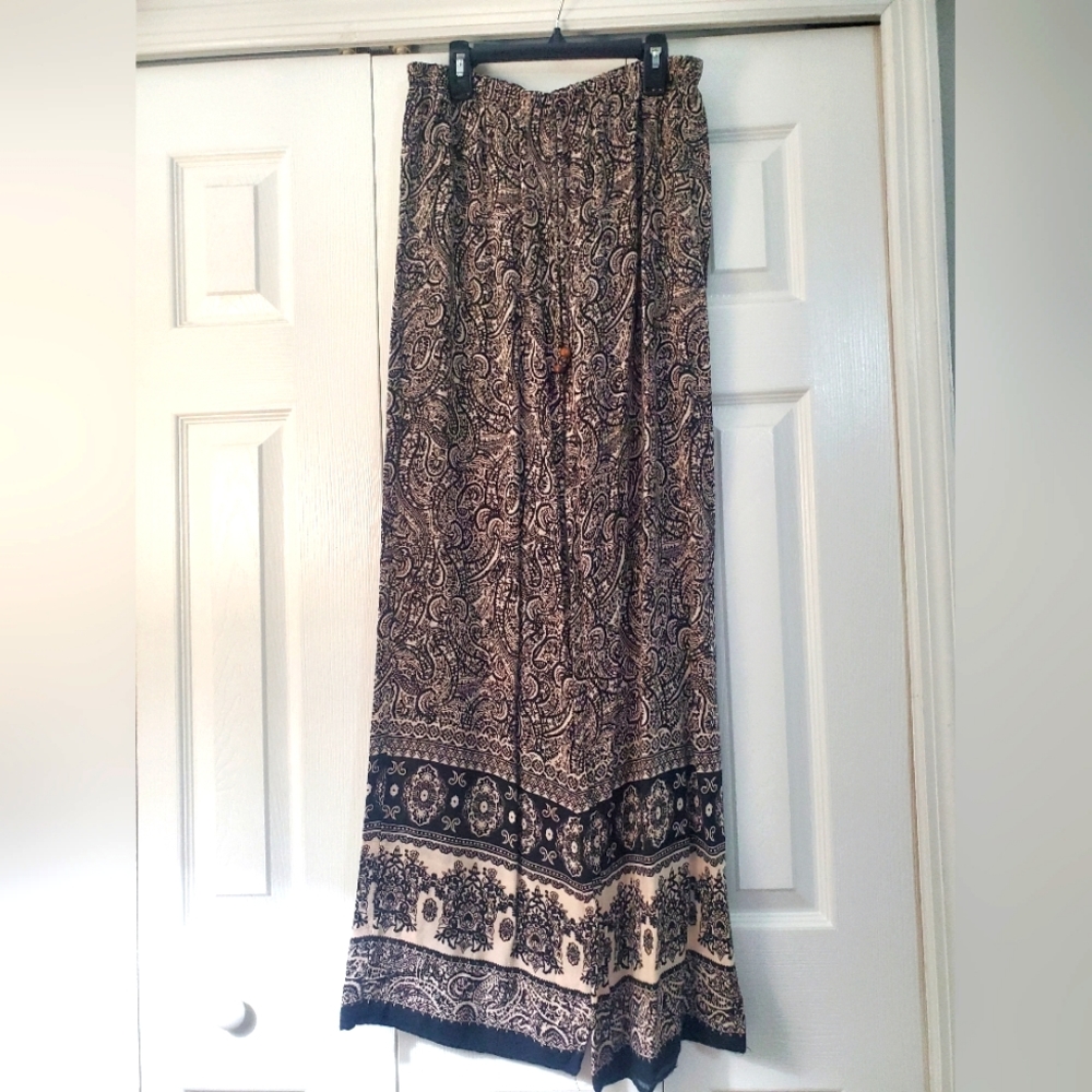 Black and Cream Flare Palazzo Style Pants. Super cute and easy to style!
